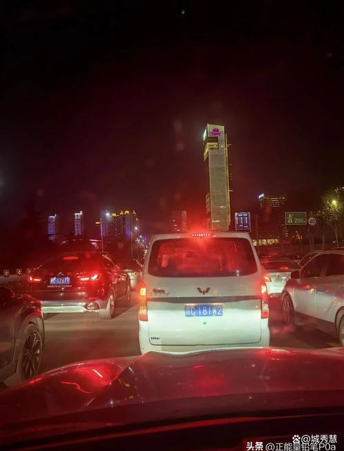 西安高速公路堵车 乘客们下车尬起舞,堵车堵出新乐趣了吗?