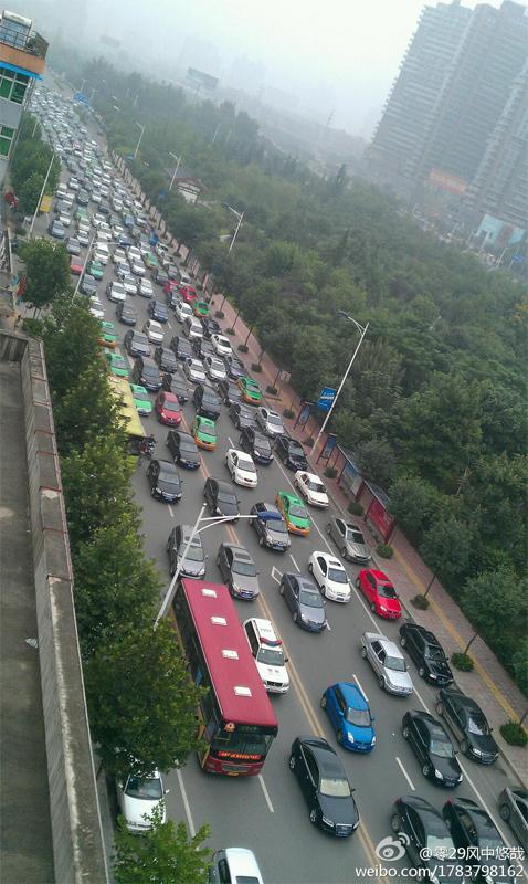 西安高速公路堵车 乘客们下车尬起舞,堵车堵出新乐趣了吗?