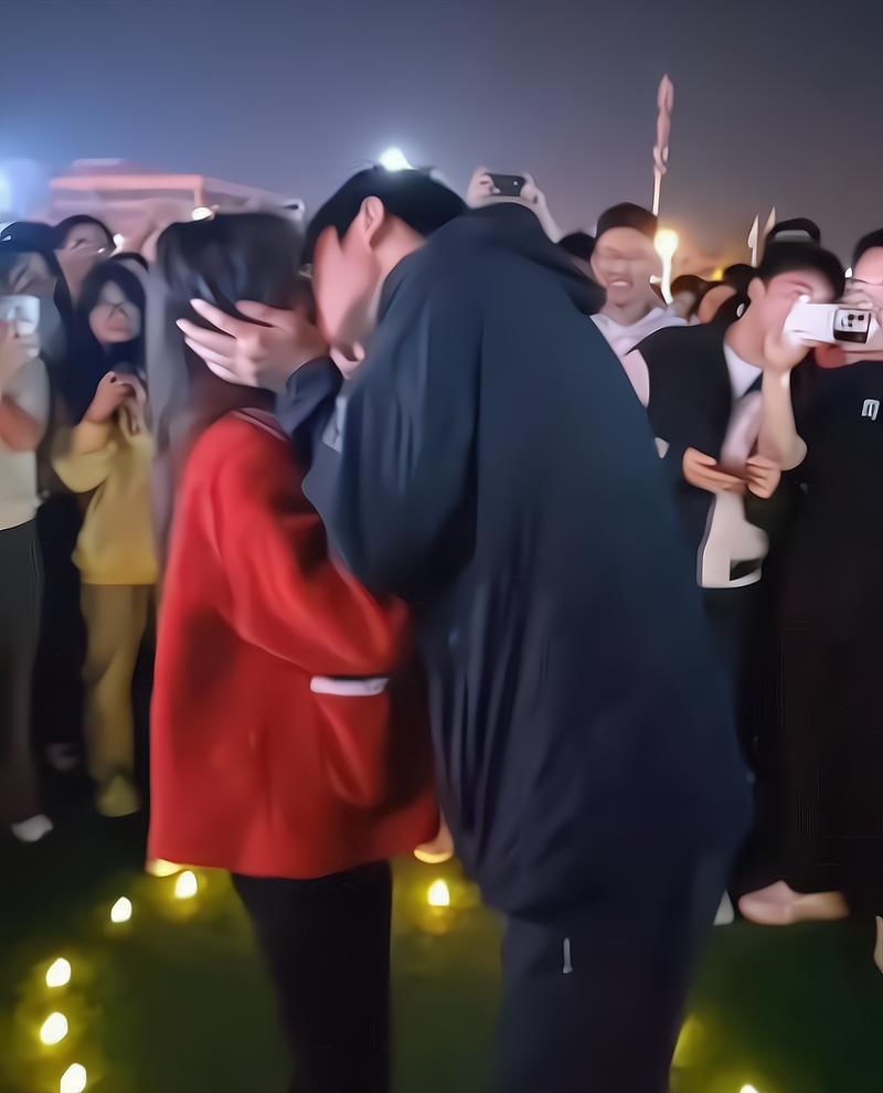 真的假的?高校男生当众表白被保安踢飞音响,现场视频流出!